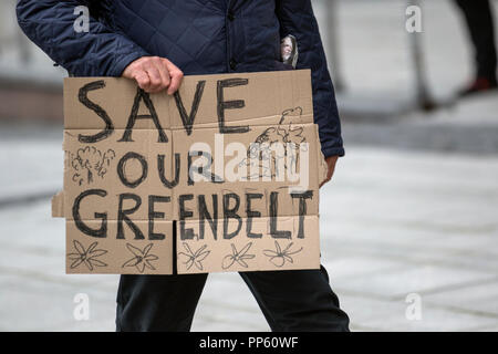 Sauver notre ceinture verte, campagne de campagne avec un panneau en carton à la Conférence du Parti travailliste, Liverpool, Royaume-Uni Banque D'Images