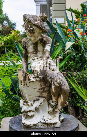 Petite sculpture en palais Achilleion, Corfou. L'Achilleion Palace se trouve dans le village de Gastouri, 10 km au sud-ouest de la ville de Corfu. Banque D'Images