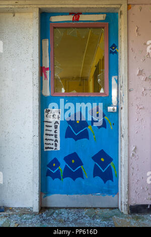 De classe dans un bâtiment de l'école négligés et abandonnés qui a été vandalisé Banque D'Images