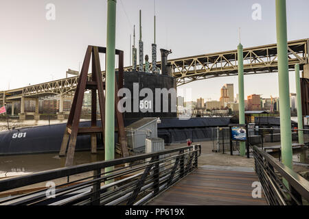 L'USS L'Alose d'appui sous le pont de Marquam près de l'OMSI Oregon à Portland Banque D'Images