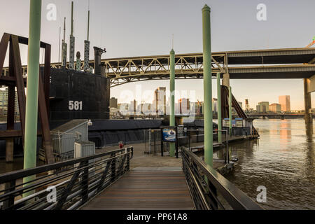 L'USS L'Alose d'appui sous le pont de Marquam près de l'OMSI Oregon à Portland Banque D'Images