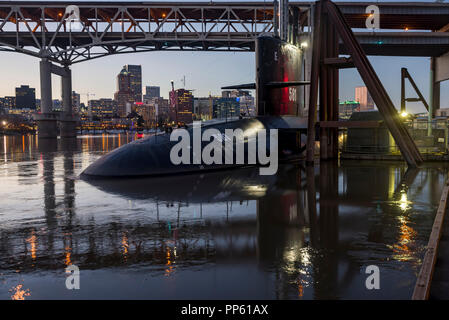 L'USS L'Alose d'appui sous le pont de Marquam près de l'OMSI Oregon à Portland Banque D'Images