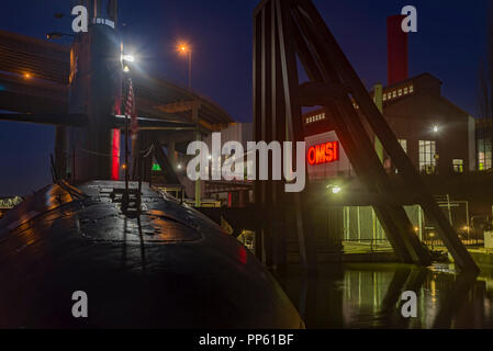 L'USS L'Alose d'appui sous le pont de Marquam près de l'OMSI Oregon à Portland Banque D'Images