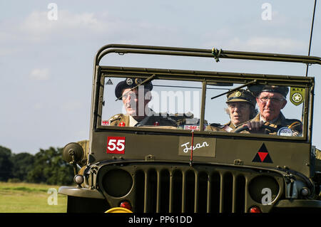 Seconde Guerre mondiale Guerre Jean Jeep avec l'officier de la reconstitution médiévale et du pilote en costume militaire Banque D'Images