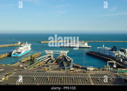 Port de Douvres avec Norfolkline et P&O Ferries ferry navires, navires. Port de Douvres avec la Manche sur une journée ensoleillée de ciel bleu Banque D'Images