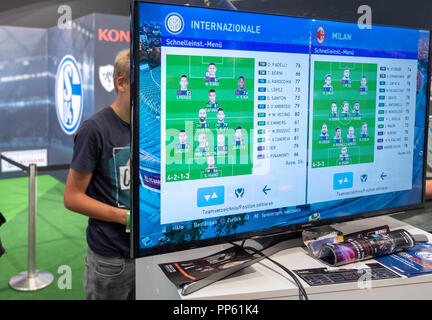 Visiteurs jouent le jeu de simulation de football PES 2019, Pro Evolution Soccer 2019 à la Gamescom, le plus grand producteur mondial d'ordinateur et les jeux vidéos juste à Cologne, en Allemagne, le 24.8.2018 Banque D'Images
