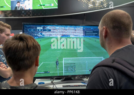 Visiteurs jouent le jeu de simulation de football PES 2019, Pro Evolution Soccer 2019 à la Gamescom, le plus grand producteur mondial d'ordinateur et les jeux vidéos juste à Cologne, en Allemagne, le 24.8.2018 Banque D'Images
