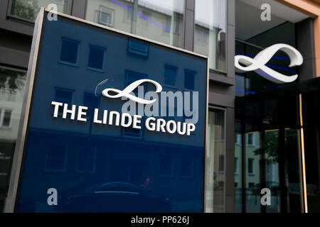 Un logo affiche à l'extérieur du siège du groupe Linde à Munich, Allemagne, le 2 septembre 2018. Banque D'Images