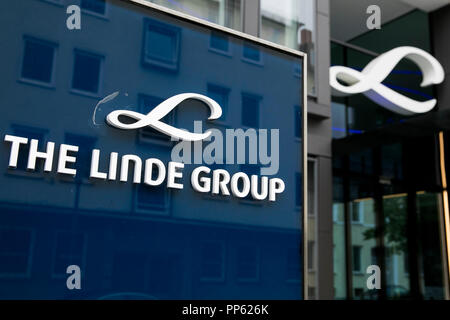 Un logo affiche à l'extérieur du siège du groupe Linde à Munich, Allemagne, le 2 septembre 2018. Banque D'Images