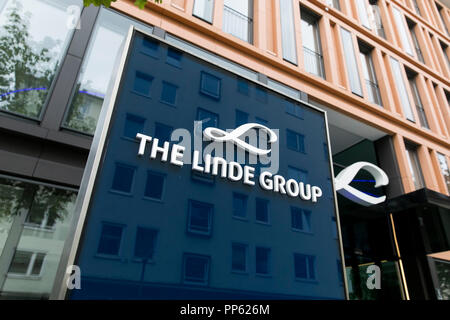 Un logo affiche à l'extérieur du siège du groupe Linde à Munich, Allemagne, le 2 septembre 2018. Banque D'Images