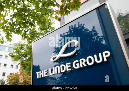 Un logo affiche à l'extérieur du siège du groupe Linde à Munich, Allemagne, le 2 septembre 2018. Banque D'Images