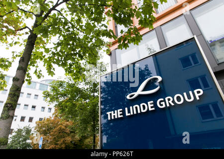 Un logo affiche à l'extérieur du siège du groupe Linde à Munich, Allemagne, le 2 septembre 2018. Banque D'Images