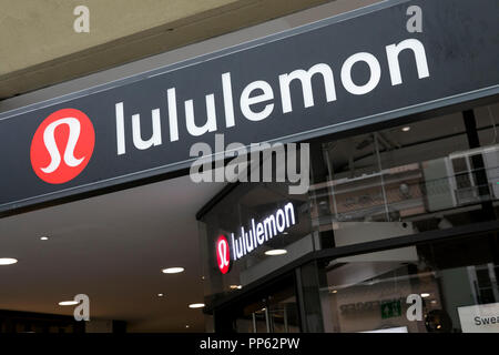 Un logo affiche à l'extérieur d'un magasin lululemon athletica à Munich, Allemagne, le 2 septembre 2018. Banque D'Images