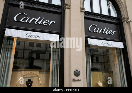 Un logo affiche à l'extérieur d'un magasin Cartier à Munich, Allemagne, le 2 septembre 2018. Banque D'Images