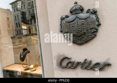 Un logo affiche à l'extérieur d'un magasin Cartier à Munich, Allemagne, le 2 septembre 2018. Banque D'Images