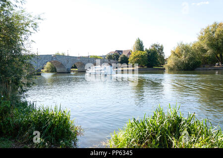 Bateau de croisière loisirs sur la Tamise par le pont de Chertsey, Chertsey, Surrey, Angleterre, Royaume-Uni Banque D'Images