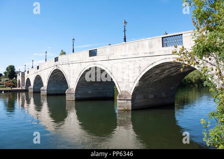 Chertsey Bridge et la Tamise, Chertsey Bridge Road, Chertsey, Surrey, Angleterre, Royaume-Uni Banque D'Images