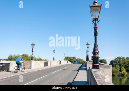 Chertsey Pont sur la rivière Thames, Chertsey Bridge Road, Chertsey, Surrey, Angleterre, Royaume-Uni Banque D'Images