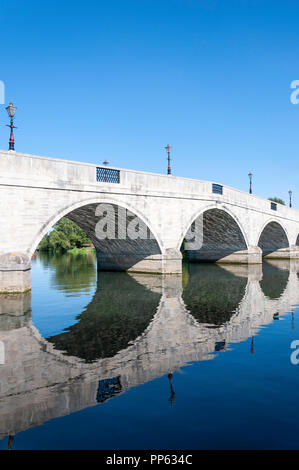 Chertsey Bridge et la Tamise, Chertsey Bridge Road, Chertsey, Surrey, Angleterre, Royaume-Uni Banque D'Images