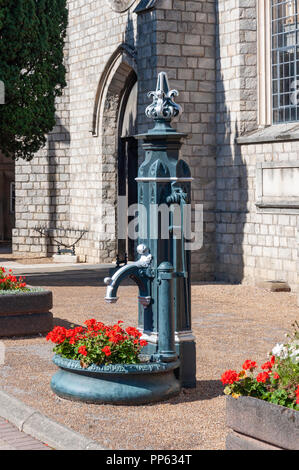 Ancienne pompe à eau à l'extérieur de l'église de Saint - Pierre, la rue Windsor, Chertsey, Surrey, Angleterre, Royaume-Uni Banque D'Images