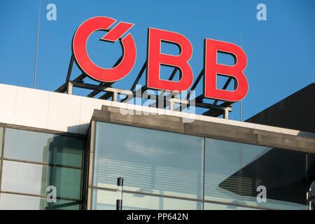 Un logo affiche à l'extérieur d'un Chemins de fer fédéraux autrichiens (ÖBB) gare de Vienne, Autriche, le 5 septembre 2018. Banque D'Images