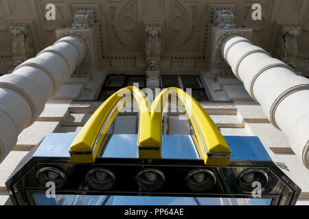 Un logo affiche à l'extérieur d'un McDonald's restaurant fast food à Vienne, Autriche, le 6 septembre 2018. Banque D'Images