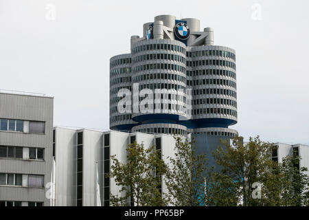 Un logo affiche à l'extérieur du siège du groupe BMW (Bayerische Motoren Werke) à Munich, Allemagne, le 9 septembre 2018. Banque D'Images