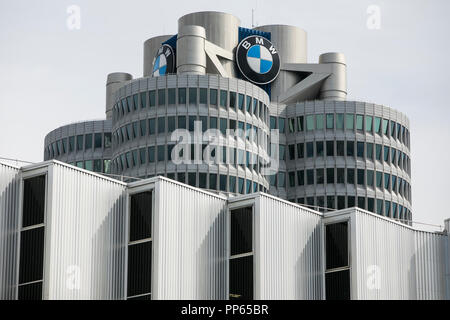 Un logo affiche à l'extérieur du siège du groupe BMW (Bayerische Motoren Werke) à Munich, Allemagne, le 9 septembre 2018. Banque D'Images