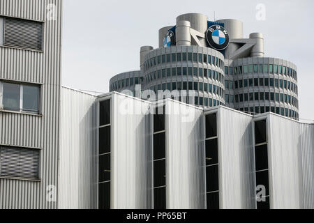 Un logo affiche à l'extérieur du siège du groupe BMW (Bayerische Motoren Werke) à Munich, Allemagne, le 9 septembre 2018. Banque D'Images