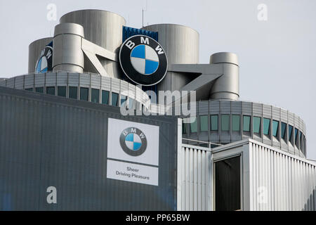 Un logo affiche à l'extérieur du siège du groupe BMW (Bayerische Motoren Werke) à Munich, Allemagne, le 9 septembre 2018. Banque D'Images