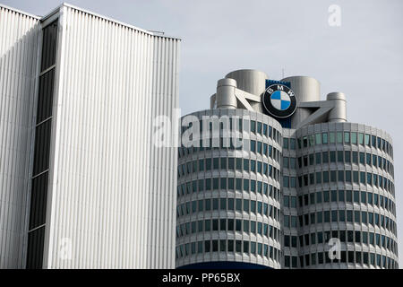 Un logo affiche à l'extérieur du siège du groupe BMW (Bayerische Motoren Werke) à Munich, Allemagne, le 9 septembre 2018. Banque D'Images