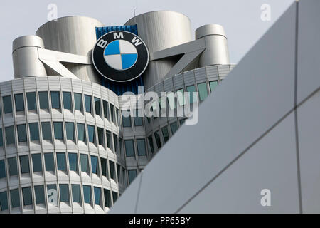 Un logo affiche à l'extérieur du siège du groupe BMW (Bayerische Motoren Werke) à Munich, Allemagne, le 9 septembre 2018. Banque D'Images