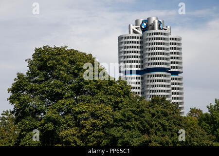 Un logo affiche à l'extérieur du siège du groupe BMW (Bayerische Motoren Werke) à Munich, Allemagne, le 9 septembre 2018. Banque D'Images