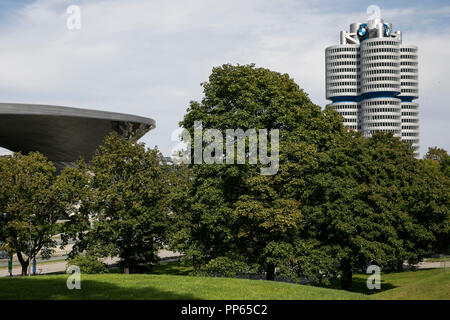 Un logo affiche à l'extérieur du siège du groupe BMW (Bayerische Motoren Werke) à Munich, Allemagne, le 9 septembre 2018. Banque D'Images