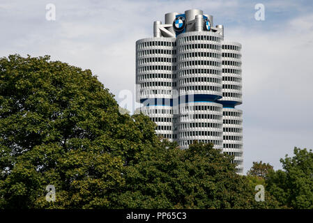 Un logo affiche à l'extérieur du siège du groupe BMW (Bayerische Motoren Werke) à Munich, Allemagne, le 9 septembre 2018. Banque D'Images