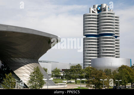 Un logo affiche à l'extérieur du siège du groupe BMW (Bayerische Motoren Werke) à Munich, Allemagne, le 9 septembre 2018. Banque D'Images