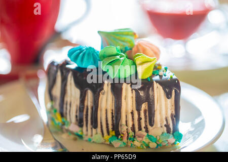 Gâteau au chocolat avec de la guimauve, dessert de Noël Banque D'Images