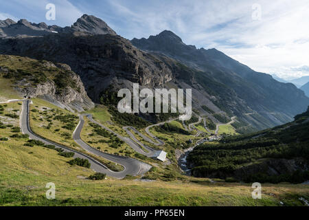 Route sinueuse du col du Stelvio près de Bormio, Italie, Europe, UNION EUROPÉENNE Banque D'Images