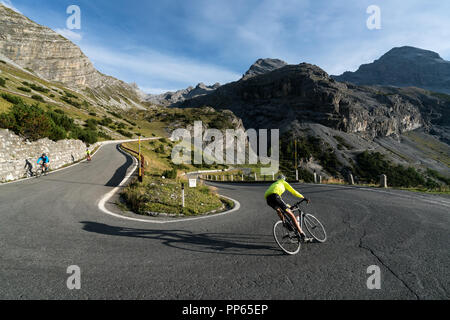 Le cyclisme sur route à winding road de col du Stelvio près de Bormio, Italie, Europe, UNION EUROPÉENNE Banque D'Images