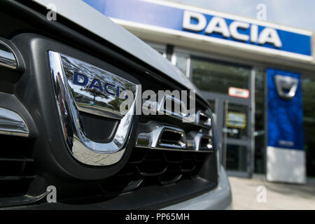 Signe d'un logo et de véhicules hors d'un concessionnaire automobile Dacia Automobile location à Munich, Allemagne, le 9 septembre 2018. Banque D'Images