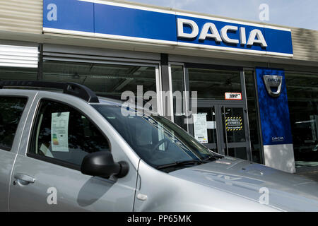 Signe d'un logo et de véhicules hors d'un concessionnaire automobile Dacia Automobile location à Munich, Allemagne, le 9 septembre 2018. Banque D'Images