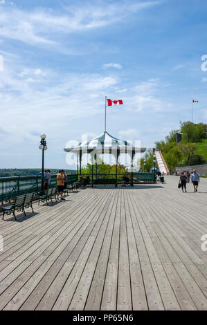 Gazebo sur le trottoir de bois de la terrasse Dufferin. Vue sur la Citadelle de Québec. La ville de Québec, Canada Banque D'Images