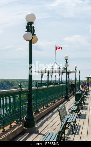 L'esplanade sur la terrasse Dufferin, avec bancs, lampadaires, les garde-corps et de belvédères. Les personnes bénéficiant de la vue sur le fleuve Saint-Laurent, un jour ensoleillé Banque D'Images