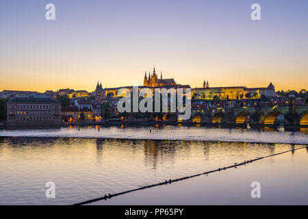 Vue du coucher de soleil d'horizon de Prague en République tchèque. Banque D'Images