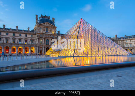 Paris, France - 13 mai 2014 : Paris Louvre Museum nuit à Paris, France Banque D'Images