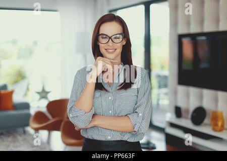 Young woman posing nerd moderne confiante dans la salle de séjour, à l'intérieur Banque D'Images