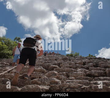 Les touristes qui visitent le site archéologique de Coba au Mexique avec sa belle 45 mètres de haut où l'escalade de la pyramide est au risque de l'lui Banque D'Images