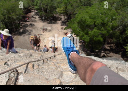 Les touristes qui visitent le site archéologique de Coba au Mexique avec sa belle 45 mètres de haut où l'escalade de la pyramide est au risque de l'lui Banque D'Images