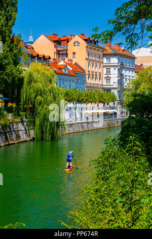 Paddle Surf dans une rivière dans une ville. Banque D'Images