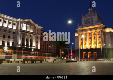 Sofia, Bulgarie soir - Largo bâtiment sur la droite. Siège du Parlement bulgare monocaméral (Assemblée Nationale de Bulgarie). Exemple de So Banque D'Images